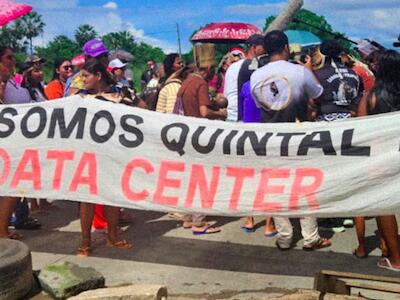 “No somos el patio trasero de un centro de datos” se lee en una manifestación contra la construcción de un Centro de Datos de Tiktok en Ceará, Brasil. Fotografía: Instituto Terramar.