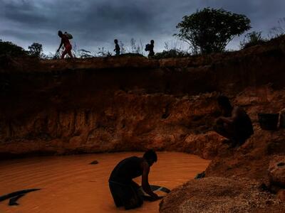 Hombres buscan diamantes y oro en una mina excavada recientemente cerca del Parque Nacional Canaima en Parai-Tepui, Venezuela, 14 de mayo de 2019. © 2019 Michael Robinson Chavez/The Washington Post via Getty Images