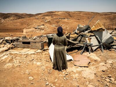 Una mujer palestina contempla su casa demolida por los colonos en Masafer Yatta, al sur de Cisjordania. / MSF