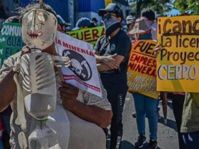 Organizaciones transnacionales realizan un foro para abordar los impactos de la minería; en El Salvador miles de ciudadanos han salido a las calles a marchar para volver a prohibir la minería. Foto: Diario Co Latino / Archivo.