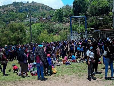En la imagen, familias desplazadas por los ataques del grupo criminal en la Montaña de Guerrero. Foto Centro de Derechos Humanos Tlachinollan.