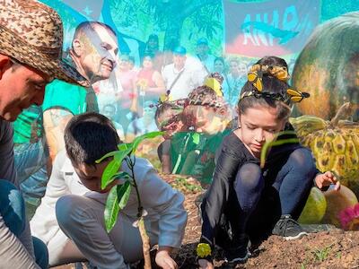 Con la frente en alto y las manos en la tierra