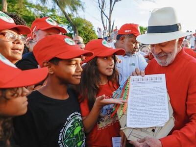 Crianças do MST entregam carta a Lula por Reforma Agrária, escolas e fim da violência no campo