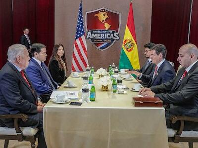 Fernando Cerimedo (a la derecha), junto al presidente boliviano Rodrigo Paz durante un encuentro con el secretario de Estado estadounidense Marco Rubio, en Doral (Florida), el 7 de marzo de 2026. Foto: Freddie Everett / U.S. Department of State. Dominio público.