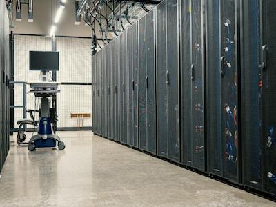 Servidores en un centro de datos. Imagen de Brett Sayles vía Pexels (licencia: uso libre).