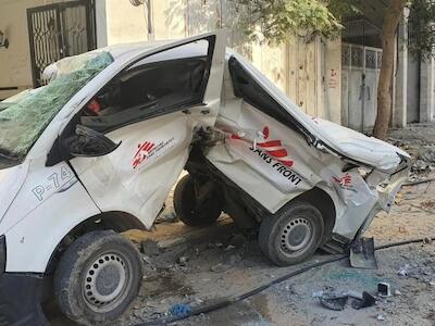 Coches destruidos de MSF destruidos por ataques israelíes el 20 de noviembre de 2023. Estos vehículos habían participado en la evacuación frustrada del personal y sus familiares el 18 de noviembre cuando el convoy fue atacado y murieron dos personas. © MSF