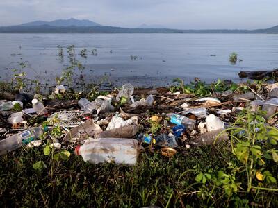 Basura acumulada en el embalse Cerrón Grande. EntreFronteras