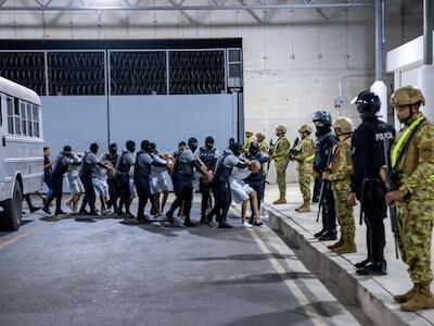 Nacionales venezolanos y salvadoreños deportados desde Estados Unidos son trasladados al Centro de Confinamiento del Terrorismo (CECOT) en San Salvador, El Salvador, el 31 de marzo de 2025. © 2025 Oficina de Prensa de la Presidencia de El Salvador/Anadolu vía Getty Images