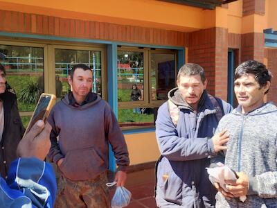 Liberados: las cuatro víctimas más de Arauco, denuncian la complicidad entre policía y la Forestal, en la puerta de la comisaría de San Pedro