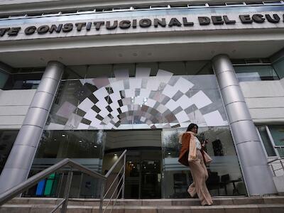 Dieciséis juristas internacionales cuestionan a la Corte Constitucional de Ecuador por revivir un arbitraje rechazado en las urnas