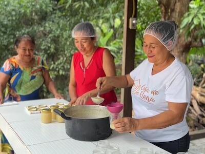 De mãe para filhas, cultivo e beneficiamento de frutos gera renda familiar. | Crédito: Mariana Castro