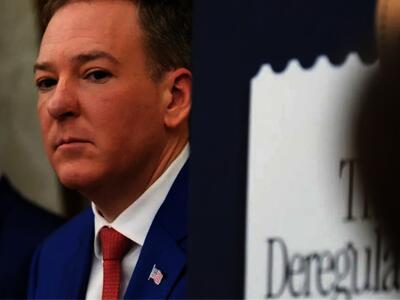 Lee Zeldin, administrador de la Agencia de Protección Ambiental, escucha durante un acto sobre la flexibilización de una norma federal relativa a los refrigerantes, en el Despacho Oval de la Casa Blanca, el 21 de mayo de 2026, en Washington. AP Photo/Jacquelyn Martin - Jacquelyn Martin