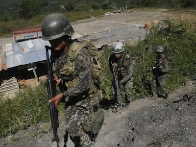 Militares peruanos patrullan en la región del VRAEM, donde tiene presencia los remanentes de Sendero Luminoso. 