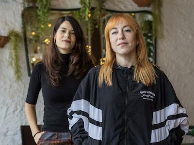 Foto de David F. Sabadell. Isa Serra e Irene Zugasti en el bar de Madrid La Cortá.
