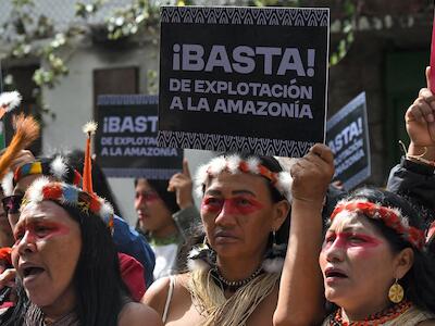 Líderes indígenas waorani protestan frente a la Corte Constitucional en Quito, Ecuador, el 20 de agosto de 2025, dos años después de un referéndum liderado por pueblos indígenas para detener la explotación de un bloque petrolero en el Parque Nacional Yasuní, el hogar ancestral del pueblo Waorani. © 2025 RODRIGO BUENDIA/AFP via Getty Images