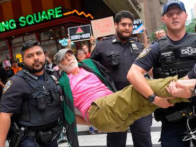 Detienen a un activista en una protesta contra el ICE en Nueva York. AFP. Anadolu via AFP