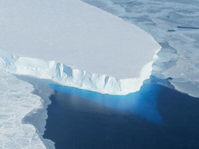 Una imagen de la NASA muestra una sección de la capa de hielo de la Antártida Occidental, conocida como glaciar Thwaites, que se está derritiendo rápidamente.