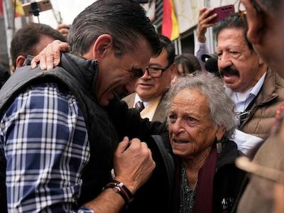 El presidente de Bolivia, Rodrigo Paz, a la izquierda, se reúne con la activista Amparo Carvajal antes de entrar en las oficinas de la Asamblea Permanente de Derechos Humanos de Bolivia (APDHB), en La Paz, Bolivia, el jueves 20 de noviembre de 2025. © 2025 Juan Karita/AP Photo