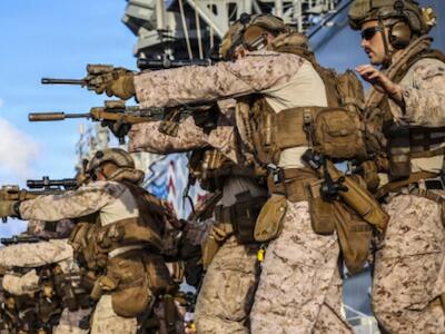 En portada: Marines de Estados Unidos de una Unidad Expedicionaria realizan un entrenamiento con fuego real en la plataforma del anfibio de asalto USS Iwo Jima en un punto del Mar Caribe, el 14 de octubre de 2025. Foto: Seaman Andrew Eggert.