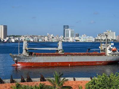 O navio cargueiro Asian Katra, com bandeira do Panamá, chega à Baía de Havana com ajuda humanitária vinda do México | Crédito: AFP