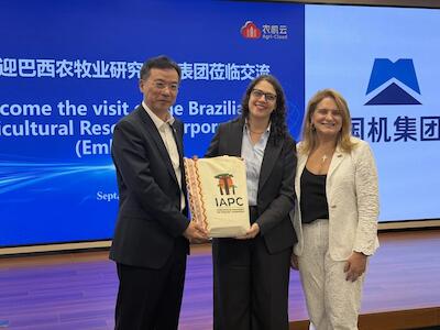 Wang Yuhang, Bárbara Loureiro e a presidenta da Embrapa, Sílvia Massruhá | Crédito: Sinomach Digital