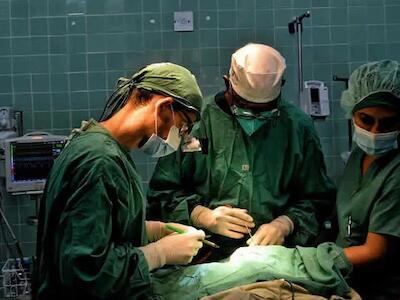 Los médicos cubanos enfrentan una batalla silenciosa: salvar vidas mientras enfrentan el bloqueo económico, comercial y financiero estadounidense. Foto: Ministerio de Salud Pública de Cuba @MINSAPCuba