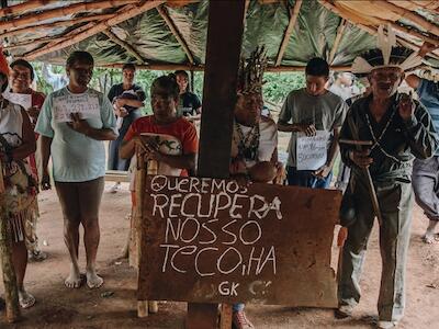 En portada: Indígenas Guaraní Kaiowá de la Aldea Guyraroka, en el estado de Mato Grosso del Sur, reivindican la recuperación de su territorio tradicional (Tekohá) para evitar la dispersión de agrotóxicos en las cercanías de las comunidades originarias. Foto: Christian Braga.