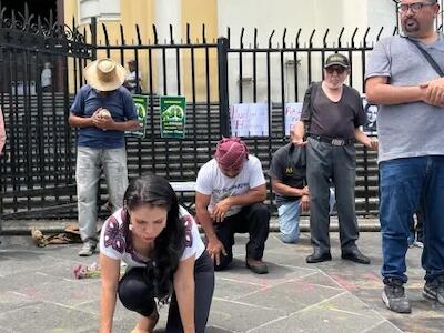La huela de hambre dio inicio luego de una ceremonia ancestral indígena, ejecutada frente a Catedral Metropolitana de San Salvador. Foto: Diario Co Latino / Samuel Amaya.