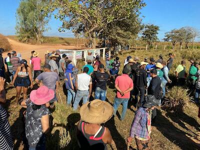 Mais de 70 famílias acampadas à beira de uma estrada de terra aguardavam uma definição sobre a disputa envolvendo a Fazenda Cinco Estrelas (Foto: Divulgação/ Comunidade União Cinco Estrelas)