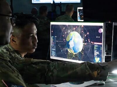 Miembros de la Guardia de la Fuerza Espacial de EE UU supervisan una pantalla de mando y control de efectos espaciales en el Centro de Operaciones Espaciales Combinadas de la Base de la Fuerza Espacial Vandenberg, California, el 28 de mayo de 2026.Foto: Fuerza Espacial de EE UU/David Dozoretz