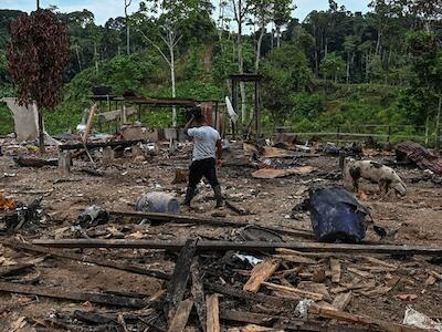 Un trabajador agrícola camina entre los escombros el 18 de marzo de 2026 después de que el Ejército ecuatoriano lanzara una bomba en el cantón de Lago Agrio, provincia de Sucumbíos, Ecuador, en la frontera con Colombia. El presidente de Ecuador, Daniel Noboa, presentó la operación a medios de comunicación como el primer bombardeo realizado en el marco de las “operaciones conjuntas” con Washington contra el narcotráfico y afirmó que había destruido un presunto campamento de entrenamiento de los Comandos de la Frontera, un grupo armado.   © 2026 Luis Acosta / AFP via Getty Images