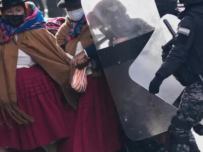 Policías enfrentándose a manifestantes en la ciudad de La Paz, el lunes 18 de mayo. Foto: Juan Karit.
