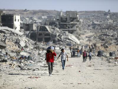 Familias palestinas regresan a lo que queda de sus hogares en la zona de Sheikh Radwan, en la devastada ciudad de Gaza, el 11 de octubre de 2025. Decenas de miles de familias palestinas desplazadas regresaron a la ciudad de Gaza para comprobar el estado de sus hogares después de que Israel se comprometiera a un alto el fuego y se retirara parcialmente del territorio como parte de la primera fase de un acuerdo de paz con Hamás. Al menos el 92 % de las viviendas de Gaza han sido destruidas o dañadas, según datos compartidos por la Oficina de Coordinación de Asuntos Humanitarios de las Naciones Unidas. Youssef Zanoun/ActiveStills