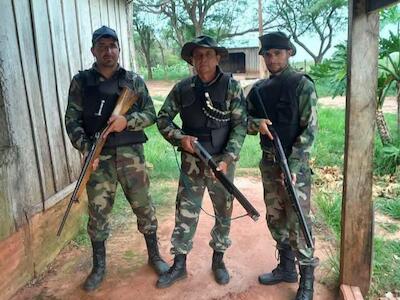 Fiscal, policías y civiles armados ejecutan un violento desalojo en el asentamiento Edilson Mercado