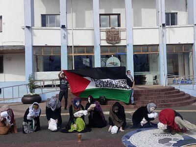 Manifestación por palestina fuera de la municipalidad de Puerto Montt. Foto por Federico Valdés Bize