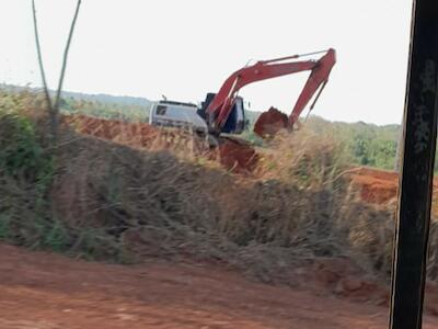 Uma das imagens de máquinas de garimpo trabalhando na área pública recebidas pelo Incra e pela AGU (Foto: CPT/Reprodução)