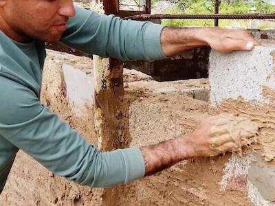 Un palestino construye un refugio para su familia utilizando los escombros de su casa destruida y el barro.