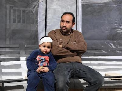 "Me llamo Mahmoud Al-Dahdouh, vivo en Ciudad de Gaza. He venido hoy para que le cambien el vendaje a mi hijo. Cuando el ejército israelí abrió fuego, una bala perdida le impactó a mi hijo en la cabeza". Barrio de Zeitún, Ciudad de Gaza, 15 de febrero de 2026. © Nour Alsaqqa/MSF