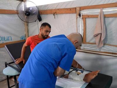 Saad Hussein, herido en una distribución de alimentos de la GHF en 2025, es atendido en el centro de salud de Al Mawasi, Jan Yunis, en mayo de 2026. © Nour Alsaqqa/MSF