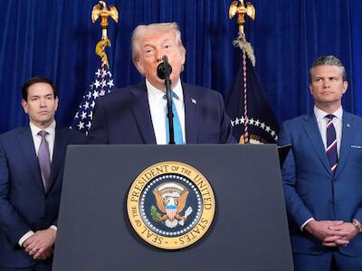 El presidente estadunidense, Donald Trump (centro), acompañado de los secretarios de Estado, Marco Rubio (izq.) y de Guerra, Pete Hegseth, durante la conferencia de prensa en la que anunció la operación militar contra Venezuela y el secuestro del presidente Nicolás Maduro. Foto Ap