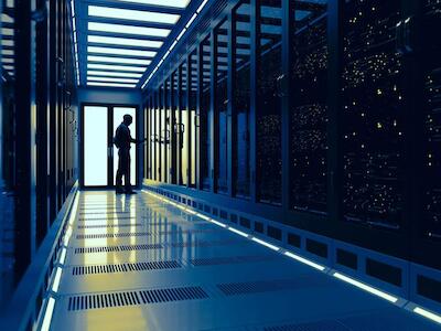 Adobe Stock/Pinkeyes. Un técnico trabaja en un centro de servicios de datos.