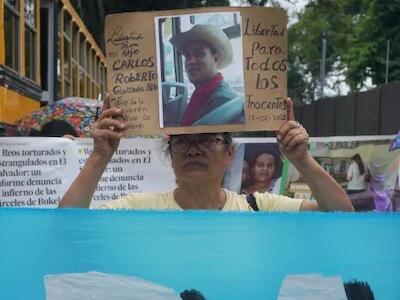 El encarcelamiento masivo eleva la población carcelaria a 118.000 privados de libertad, más del doble de la capacidad del sistema penitenciario. Alrededor del 1,9% de la población se encuentra detenida, una de las tasas de encarcelamiento más altas del mundo. Foto Diario Co Latino / Cortesía