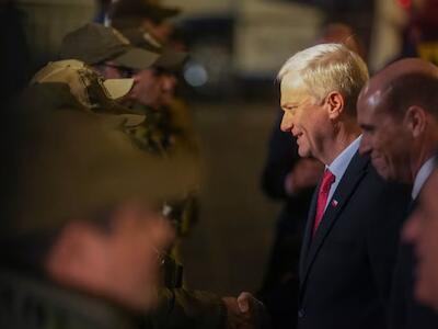 El presidente de Chile, José Antonio Kast, saluda a carabineros tras anunciar una nueva agenda de seguridad y medidas más estrictas para el control de la inmigración, en la Plaza de Armas de Santiago, Chile, el 6 de agosto de 2026. © 2026 Esteban Felix/AP Photo