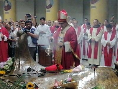 Escobar Alas y los obispos, tras la celebración de la misa, se dirigieron al Mausoleo de Monseñor Romero ubicado en la Cripta para rendir una oración y pedir su intercesión. Foto Diario Co Latino / Samuel Amaya