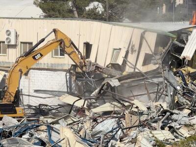 Una excavadora en los trabajos de demolición de la sede de la UNRWA en Jerusalén Este. UNRWA.