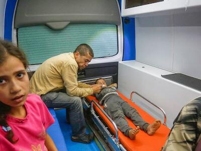 UNRWA Un niño recibe tratamiento por sus heridas y quemaduras tras un ataque aéreo israelí en el patio del hospital Al Aqsa de Gaza. (Archivo)