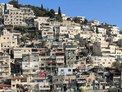 Una vista panorámica del barrio de Silwan, en Jerusalén Este, en la que se aprecian edificios muy apiñados en la ladera de una colina. Algunas construcciones parecen estar dañadas o en obras, lo que refleja los continuos desplazamientos y la expansión de los asentamientos (foto de archivo). Foto Naciones Unidas 
