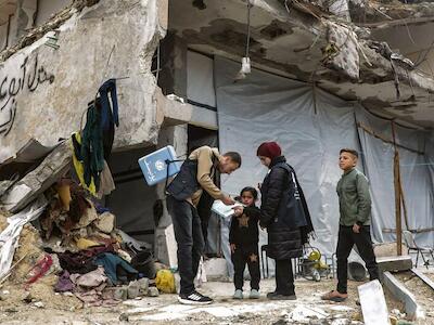 ARCHIVO: © UNICEF/UNI751093/Mohammed Nat Los niños reciben vacunas contra la polio en Jabalia, al norte de la Franja de Gaza, como parte de una campaña de vacunación de la ONU.