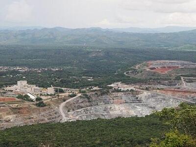Una mina de asbesto cerca de Minaçu, en el estado de Goiás, en el centro-oeste de Brasil. En los últimos dos años, la economía de la ciudad se ha ido reorientando hacia la extracción de minerales de tierras raras, impulsada por la empresa Serra Verde. Foto: Christian Tragni / Süddeutsche Zeitung Photo / Alamy