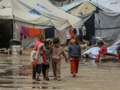 Voces del Mundo [Foto: la población palestina desplazada intenta seguir con su vida cotidiana en condiciones muy duras en Jan Yunis, Palestina, el 2 de abril de 2026 (Abed Rahim Khatib – Agencia Anadolu)]